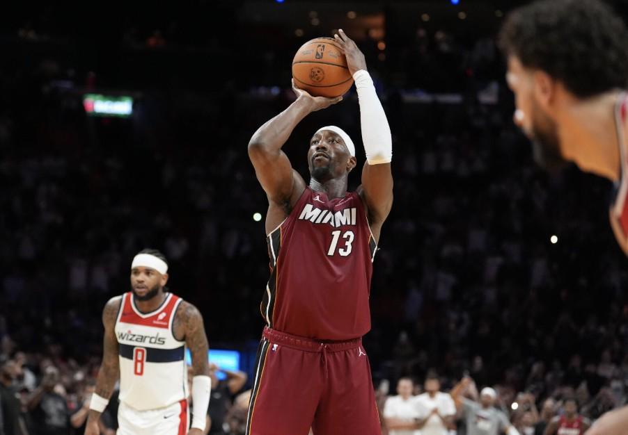 爱游戏登录入口-韦德:我见证了阿德巴约一步步成长,看着他拿83分我感慨万千